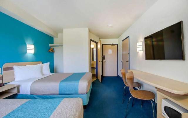 Motel 6 Grande Prairie, AB