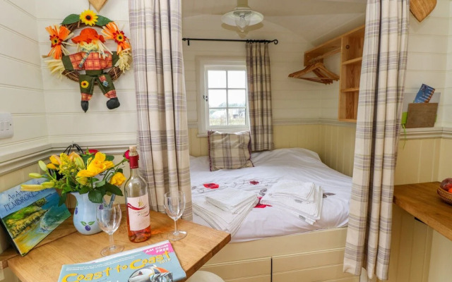Shepherds Hut - The Hurdle