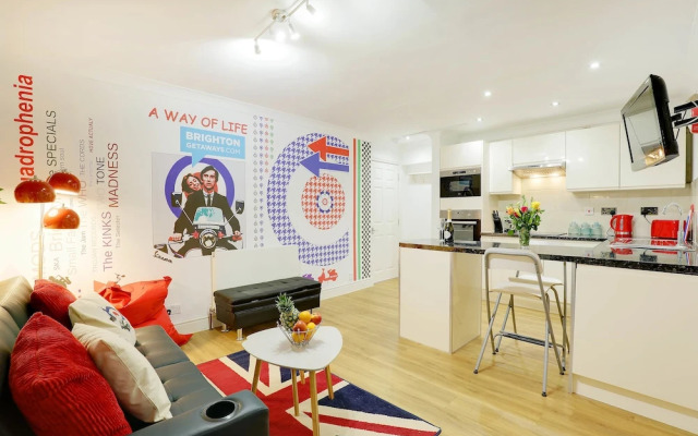 Brighton Getaways-Seaside Patio Apt