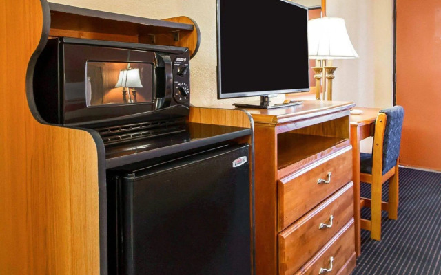 Econo Lodge Inn & Suites