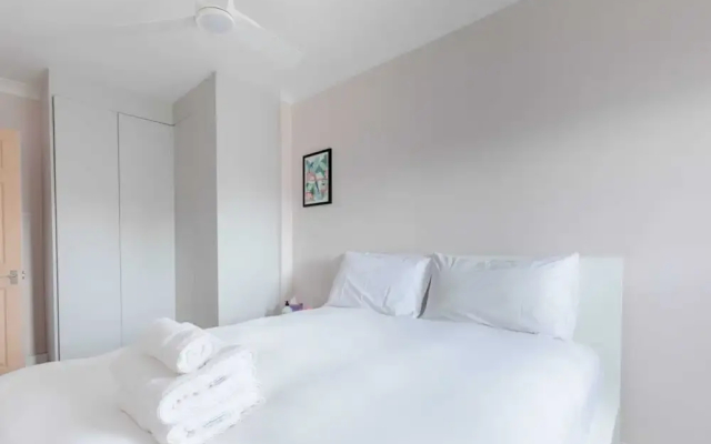 Scandi-style 2BD Maisonette W/garden Brick Lane!