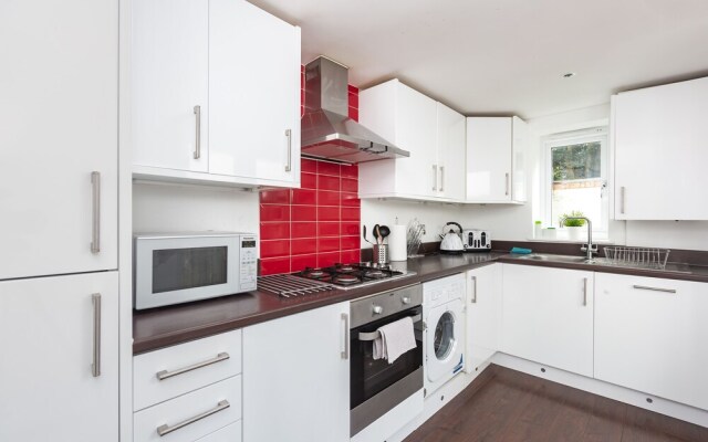 "Sunny Terrace, 3bed House In Maidstone"