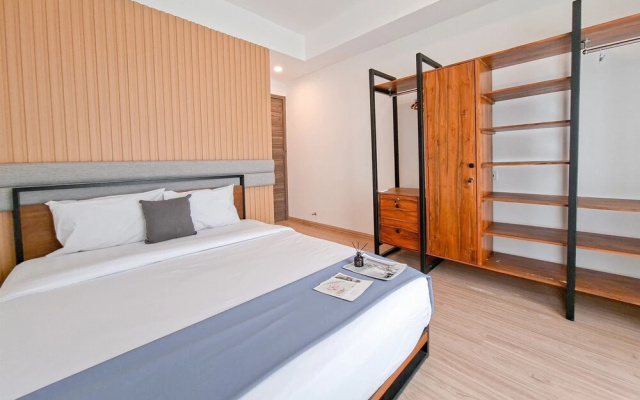 Monochromatic 2Br With Extra Working Room Apartment Sky House Bsd – Guest Rooms – Legok