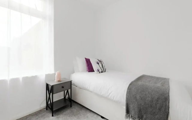 Beautiful 4-bed House With Garden in London