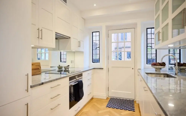 The Charm of Chelsea - Modern 4bdr With Shared Courtyard