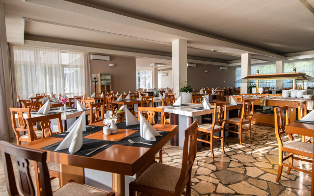 Splendid Golden Rocks Resort