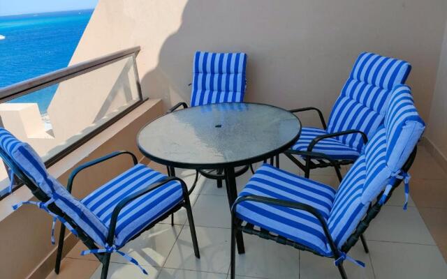 Lovely 2 bedroom condo with beach access & pool!