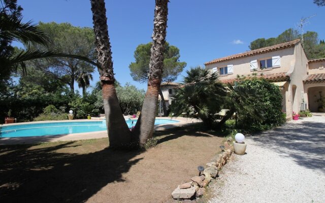 Spacious Villa at Saint-raphael With Jacuzzi