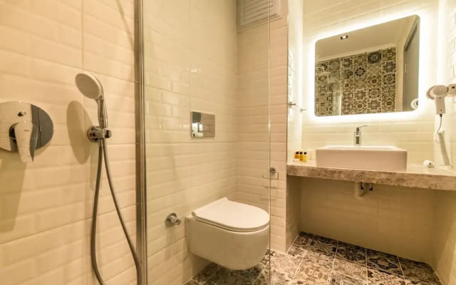 Leonis Hotel
