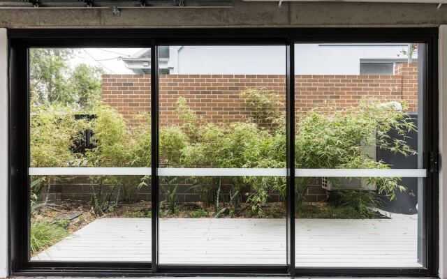 Sydney Townhouse with Parking and Deck