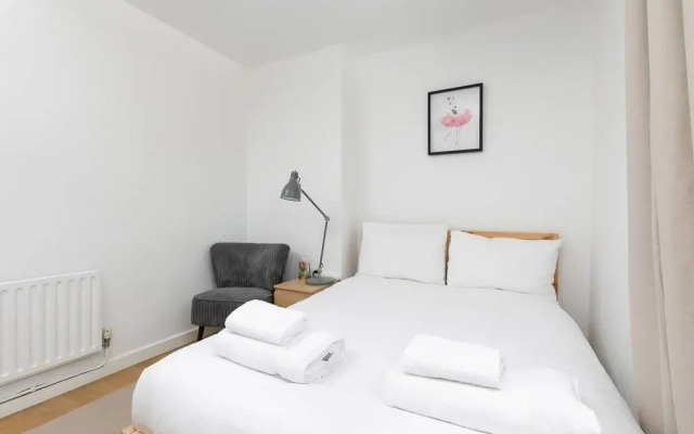 Modern Spacious Home In Well Connected Hammersmith