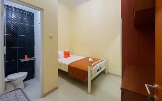 KoolKost Syariah near Masjid Al Akbar