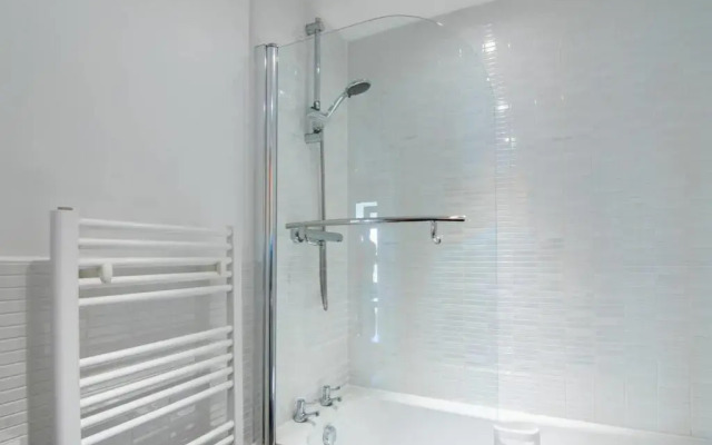 Modern 2 bed apartment, next to Hydro and SECC!