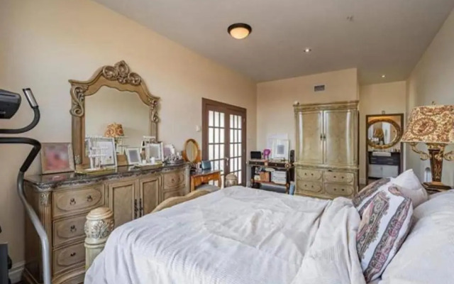 Sleeps6-apartment-parking-balcony-patio