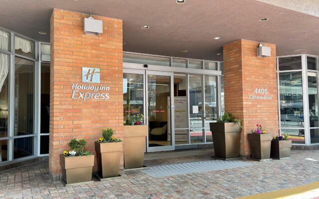 Holiday Inn Express Vancouver-Metrotown (Burnaby), an IHG Hotel