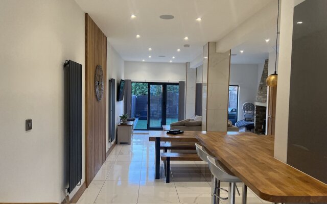 Broadway Beach Homes Airbnb With Hot tub