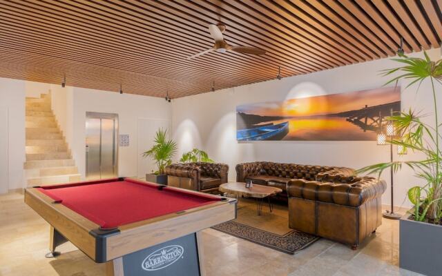 Stunning 2BR Condo Breathtaking Sky Bar Rooftop Pool Gym