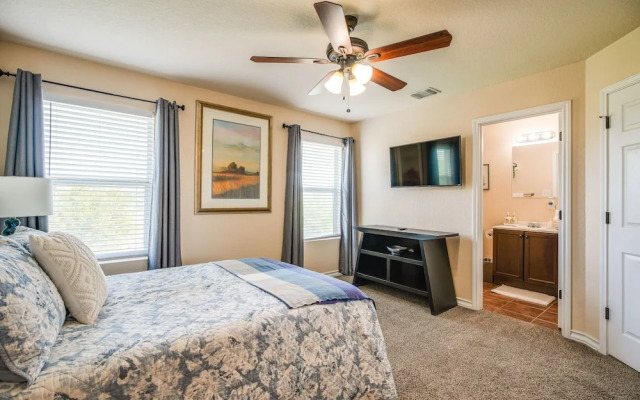 San Antonio Townhome ~ 2 Mi to Aquarium!