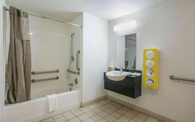 Motel 6 Dothan, AL