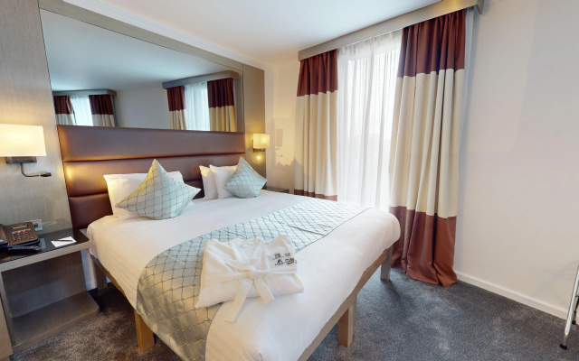 Atrium Hotel Heathrow - Image 4