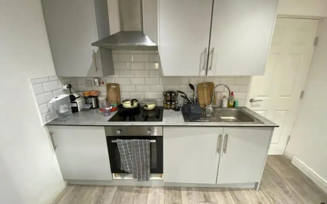 Private Apartment - Free Wifi, Parking, No Deposit