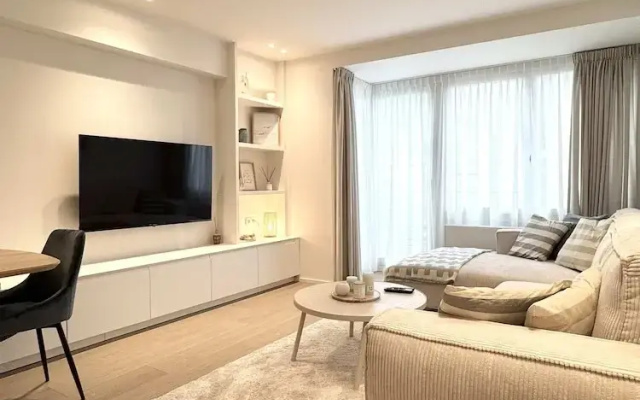 Spacious Bright Apartment Steps From the Beach i