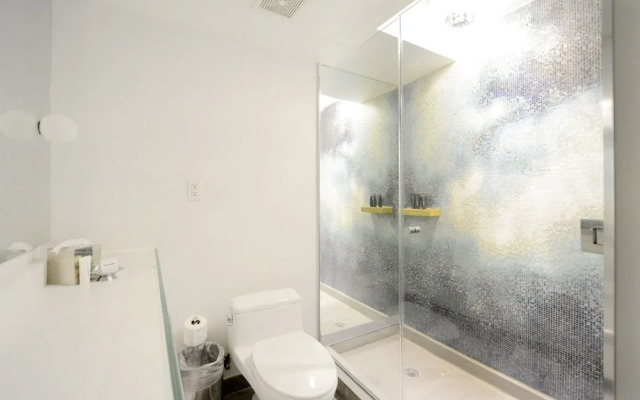 Mondrian 1 BR  Bayview Deluxe - SBR 1718