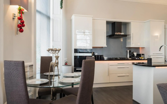 Marks At The Manor Luxury Riverside Apartments - Sleeps up to 4, with Parking and Sky TV