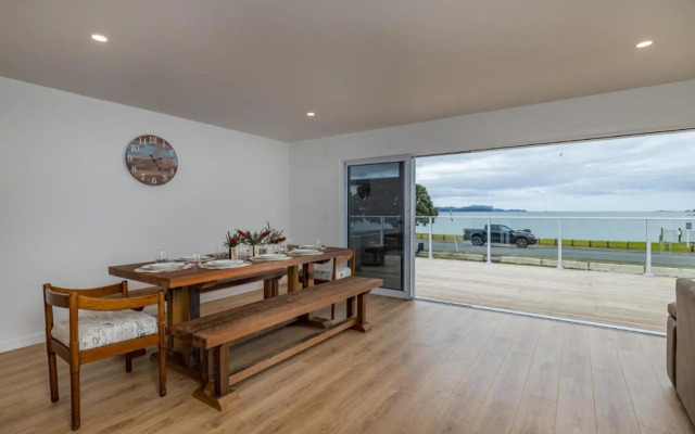 Waterfront Beach House - Paihia Holiday Home