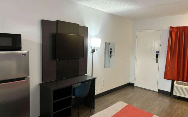 Motel 6 Macclenny, FL