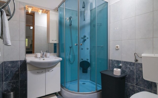 Nice Apartment in Selca With 2 Bedrooms and Wifi