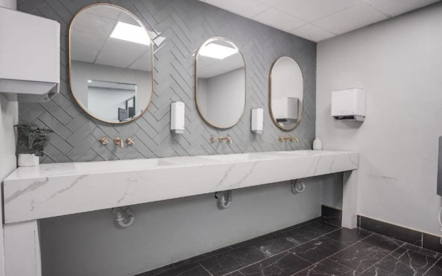 Cottonwood Suites Savannah Hotel & Conference Center