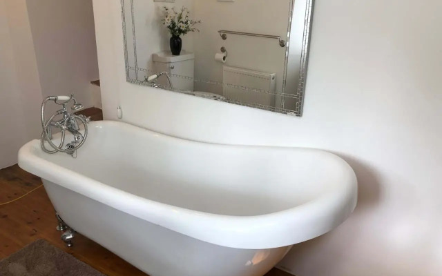 Central Boscastle studio flat
