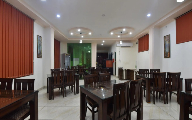 OYO 28555 Sandalee Comforts