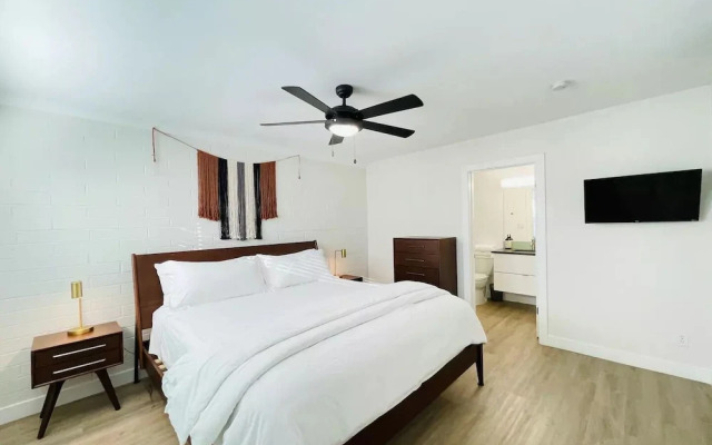 Walkable OTS Mid Century Condo-Pool
