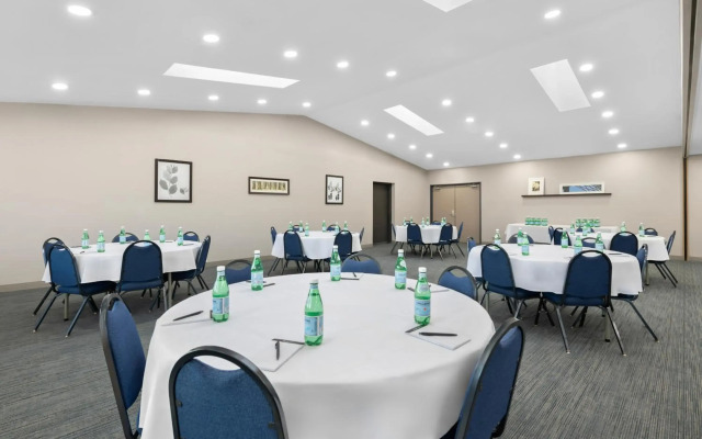 Country Inn & Suites by Radisson, Coon Rapids, MN