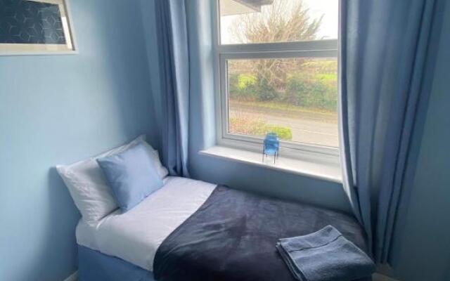 Sunnyside - Large Seaside Home with views and Hot Tub