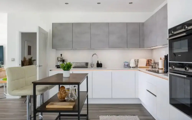 Stylish London Flat - Private Terrace - City View