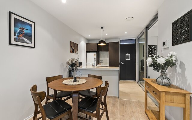 Chic 2BR Pool & Gym - Steps to Ponsonby