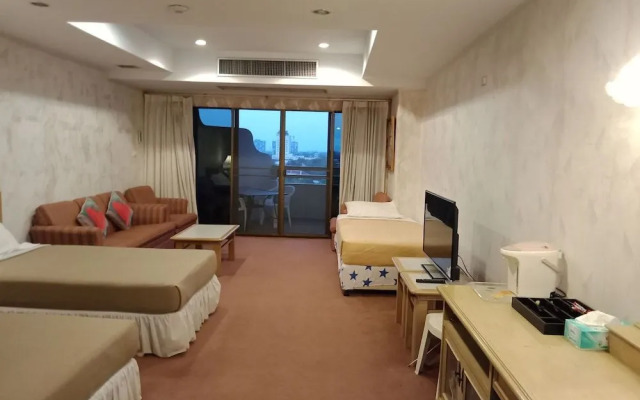 Cha-Am Grand Condotel by Frank