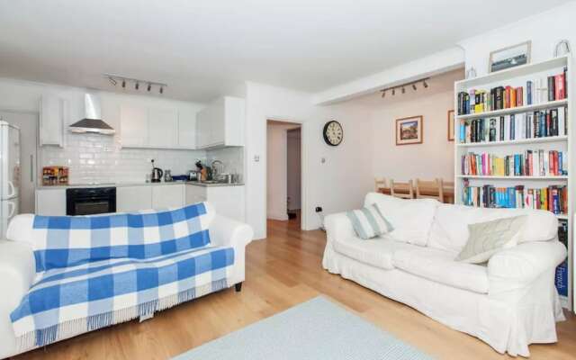 Spacious 2 Bed Flat by Hyde Park