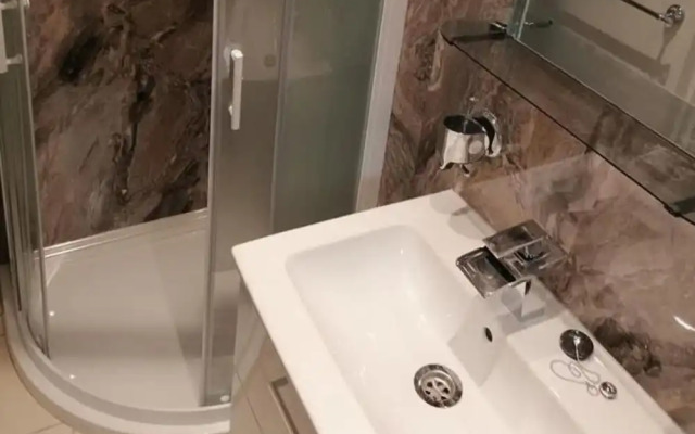 Beach Apartment - Sleeps 4, Garden & Parking