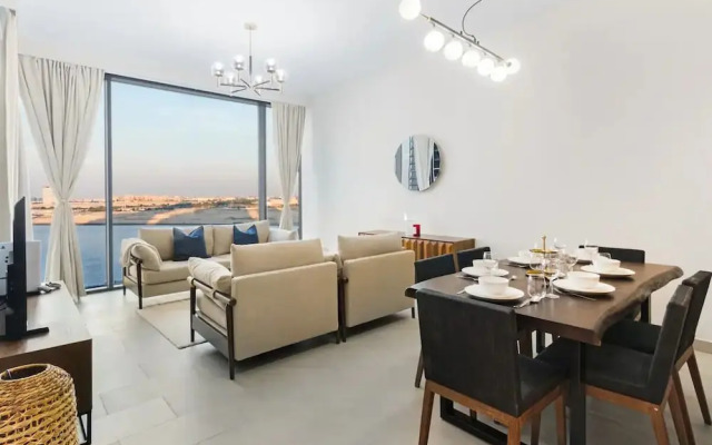 Bright 2BR in top Creek Rise Tower