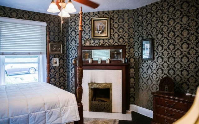 Brownsville Road House Bed & Breakfast