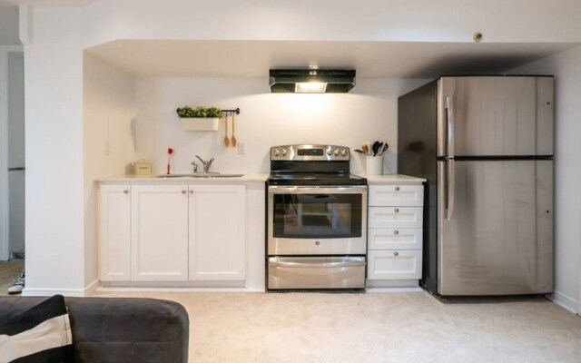 Quiet Greektown 1 Bedroom Apartment
