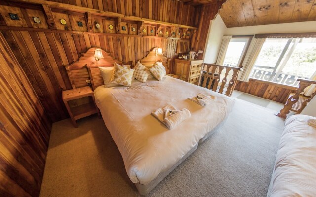 Dawson Falls Mountain Lodge