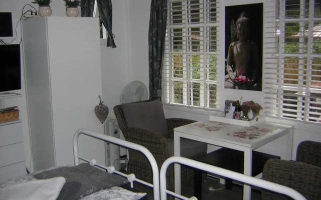 Prive tuinhuis B&B Elly