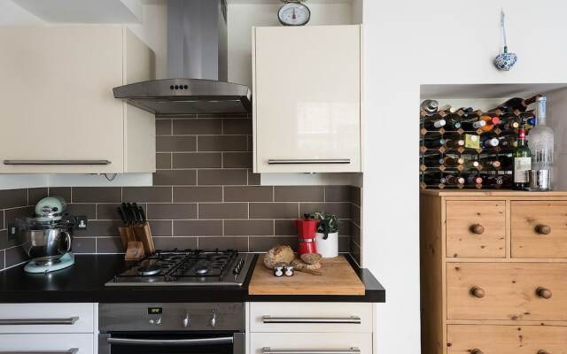 Stylish 1BR Garden Apartment in Earlsfield