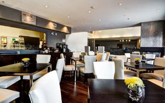 Home Inn and Suites Regina Airport