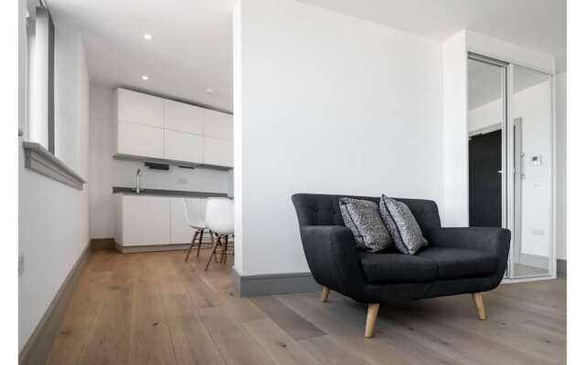 Finchley Modern Apartment - 1 Bedroom With Balcony